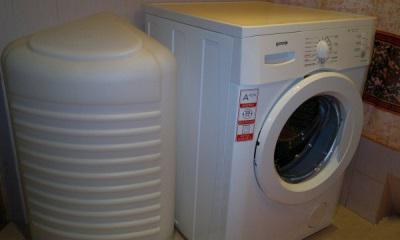 Tvättmaskin med vattentank: Enhet och urvalskriterier