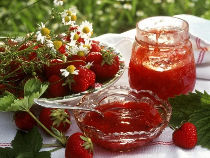 Hur man lagar jordgubbssylt i en multivariat?