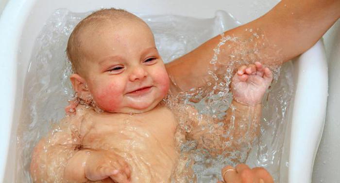 Kan jag bada min baby med förkylning? Åsikter av läkare och råd